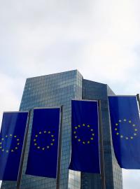 Vlajky Evropské unie před budovou Evropské centrální banky ve Frankfurtu.