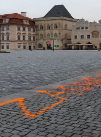 Na Staroměstském náměstí se vedle křížů objevil nápis ‚Za oběti neschopné vlády!‘