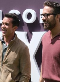 Herci Rob McElhenney (vlevo) a Ryan Reynolds na akci k seriálu Welcome to Wrexham: velšského fotbalového klubu, kteří herci vlastní