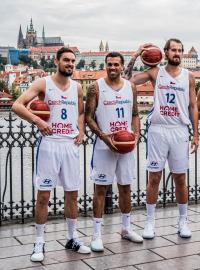 Čeští basketbalisté při focení ještě ve starých dresech