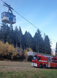 Ze druhé kabiny lanovky hasiči vyprostili 14 lidí
