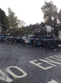 Dva ozbrojení muži zapálili v Severním Irsku autobus