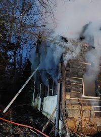 Při ranním požáru dřevěné chalupy v Arnultovicích u Nového Boru na Českolipsku zahynul jeden z dobrovolných hasičů