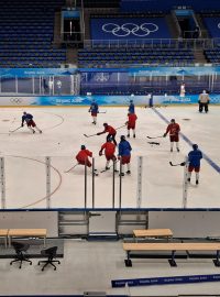 Čeští hokejisté trenují na stadionu v Pekingu