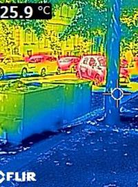 Fotografie z termokamery, která ukazuje teploty v ulici Anny Letenské na Praze 2. Bílá barva vlevo patří karoseriím aut rozpálených až na 57,3 stupně. Nejchladnější místa na snímku mají tmavě modrou barvu a teplotu 23,1 stupně.