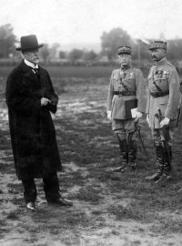 Prezident Masaryk s dekorovanými důstojníky: (zleva) generál Pellé, první velitel francouzské vojenské mise v ČSR, francouzský generál Mittelhauser, plukovník Šnejdárek a důstojníci francouzské armády podplukovník Faucher a podplukovník Flipo.