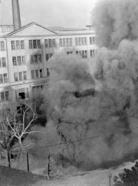 Sovětští hloubkoví letci zapálili u staré Zbrojovky v Brně nádrže s benzinem. Nacisté se marně snaží požár uhasit.