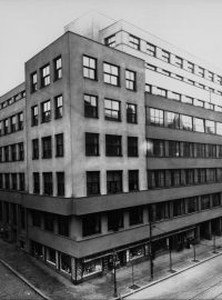 10. prosince 1933 slavnostně začalo vysílání Československého rozhlasu z budovy na tehdejší Fochově (dnešní Vinohradské) třídě.