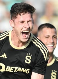 Fotbalista Sparty Martin Vitík se raduje z branky do sítě Jablonce