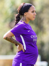 Americká fotbalistka Sydney Leroux v šestém měsíci těhotenství