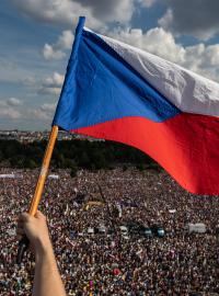 Titul Fotografie roku získal symbolický snímek vlající vlajky nad hlavami tisíců demonstrantů na Letenské pláni od Lukáše Bíby z mediálního domu Economia