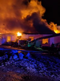 Hasiči u požáru haly v Čelákovicích zasahovali v pondělních bzkých ranních hodinách
