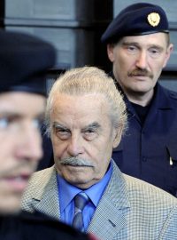 Obžalovaný Josef Fritzl v roce 2009 během posledního dne u soudu v rakouském Sankt Poeltenu