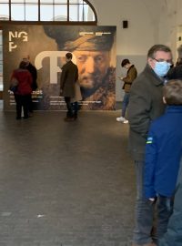 Fronta na výstavu Rembrandt: Portrét člověka v Národní galerii v Praze.