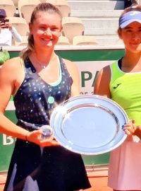 Lucie Havlíčková (vlevo) ovládla juniorské Roland Garros