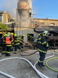Požár výrobny a skladu pelet v Hlušovicích u Olomouce
