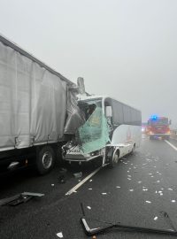 Při nehodě autobusu s kamionem na D8 utrpělo devět lidí zranění