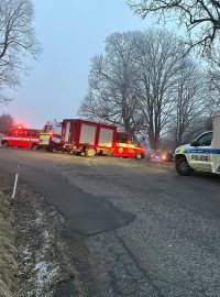 Vozy policie, hasičů i záchranky poblíž dolu Jeroným na Sokolovsku