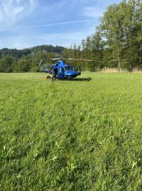 Hořící les na Mladoboleslavsku pomáhal hasit vrtulník