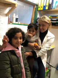 Lékařka Hana Pospíšilová s dětmi v uprchlickém táboře Moria