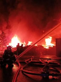 Požár skládky pražců u elektrárny Tisová u Citic na Sokolovsku