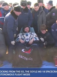 Herečka Julija Peresildová, kosmonaut Oleg Novickij a režisér Klim Šipenko odpočívají po přistání zpět na Zemi.
