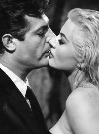Marcello Mastroianni a Anita Ekbergová ve snímku Federica Felliniho Sladký život