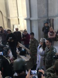 První arménská svatba od začátku konfliktu v Náhorním Karabachuv v raketou poškozeném kostele