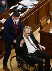 Prezident Miloš Zeman se pohybuje pouze už na invalidním vozíku
