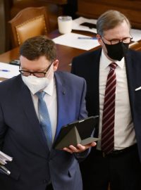 Ministr financí Zbyněk Stanjura a premiér Petr Fiala (oba ODS)