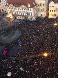 Zaplňující se Staroměstské náměstí: manifestace za odstoupení premiéra Andreje Babiše z hnutí ANO