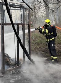 Hasiči při požáru na Císařském ostrově v Praze