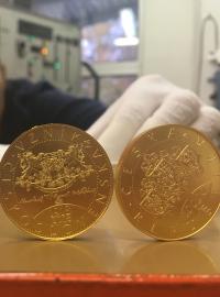 Pamětní mince je z ryzího zlata, má průměr 34 milimetrů a hmotnost 31,1 gramu. To je takzvaná trojská unce.