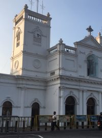 Bezpečnostní opatření před kostelem sv. Antonína v Kolombu