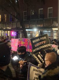 Demonstrace před Českou národní budovou v New Yorku se zúčastnila asi stovka lidí
