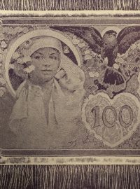 Rub padělané státovky, stokoruny, na které je Marie Muchová, manželka autora Alfonse Muchy