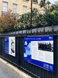 Hrdinové nebe – přesně tak se jmenuje nová výstava na plotě české ambasády v Paříži o československých letcích