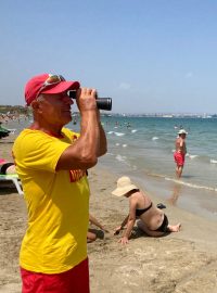 Plavčík Vasilij Aleksejev, který bulharské pláže hlídá už 44 let