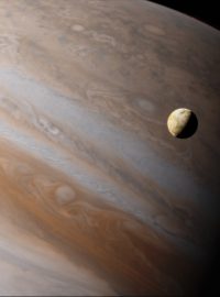 Planeta Jupiter s jedním ze svých měsíců