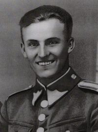 Mladý pilot Josef Koukal jako četař československé armády.