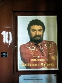Vstupu do muzea Waldemara Matušky ve východočeské Jaroměři vévodí podobizna slavného zpěváka