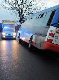 V pražských Dolních Měcholupech v ulici K Dubečku havaroval v pondělí odpoledne autobus MHD
