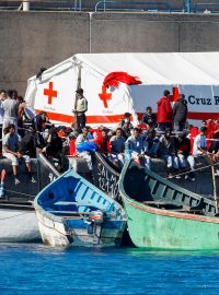 Přeplněný tábor Červeného kříže v přístavu Arguineguín na jihu ostrova Gran Canaria