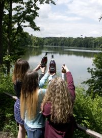 Piknik náctiletých studentek, které v covidovém volnu fotografují pro své sociální sítě vína před jejich vypitím.