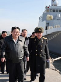 Severokorejský vůdce Kim Čong-un při návštěvě loděnic v přístavním městě Nampcho