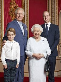 Fotografie královny Alžběty II. a následníků trůnu k oslavě nové dekády (leden 2020)