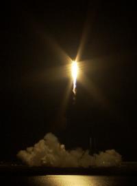 Společnost SpaceX v sobotu z Floridy úspěšně vyslala raketu Falcon 9 s nákladní lodí Dragon