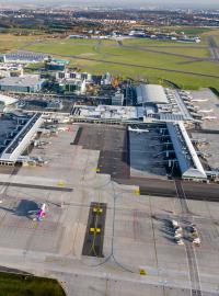 Letecký pohled na Letiště Václava Havla v roce 2016