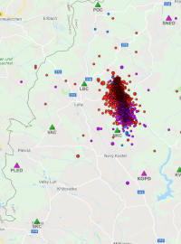 Zemětřesení z pátku (modře) a soboty (červeně), které zaznamenala lokální seismická síť WEBNET Geofyzikálního ústavu Akademie věd České republiky.