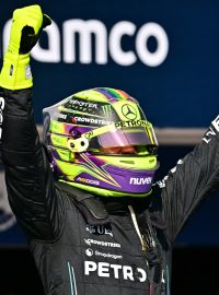 Lewis Hamilton se raduje ze zisku pole position v kvalifikaci Velké ceny Maďarska